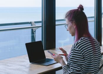 Studia podyplomowe hybrydowe przez internet? Sprawdź, co warto na ten temat wiedzieć!