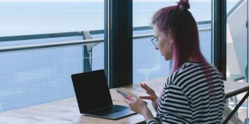 Studia podyplomowe hybrydowe przez internet? Sprawdź, co warto na ten temat wiedzieć!