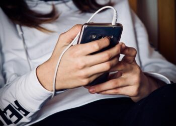 Wieczór bez smartfona – jak wyciszyć się przed snem?