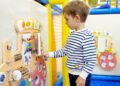 Dotyk, dźwięk i ruch – jak tablice manipulacyjne wspierają integrację sensoryczną najmłodszych?