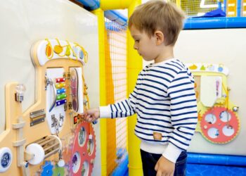 Dotyk, dźwięk i ruch – jak tablice manipulacyjne wspierają integrację sensoryczną najmłodszych?