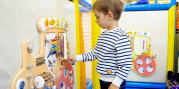 Dotyk, dźwięk i ruch – jak tablice manipulacyjne wspierają integrację sensoryczną najmłodszych?