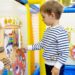 Dotyk, dźwięk i ruch – jak tablice manipulacyjne wspierają integrację sensoryczną najmłodszych?