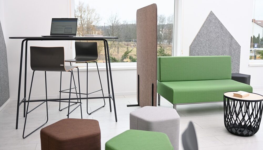 Nowoczesna przestrzeń edukacyjna – jak dobrać meble szkolne i tablice manipulacyjne z certyfikatami jakości