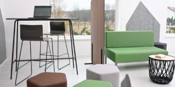 Nowoczesna przestrzeń edukacyjna – jak dobrać meble szkolne i tablice manipulacyjne z certyfikatami jakości