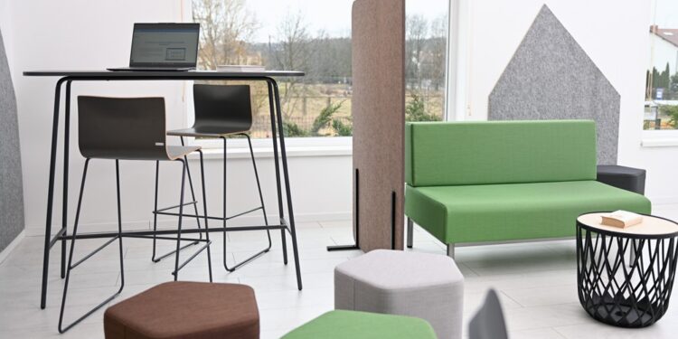 Nowoczesna przestrzeń edukacyjna – jak dobrać meble szkolne i tablice manipulacyjne z certyfikatami jakości