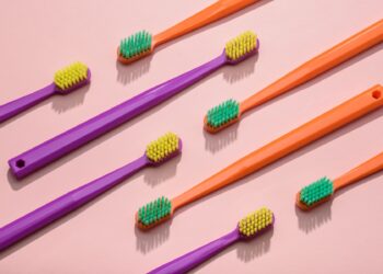 Manualna, soniczna czy elektryczna? Stomatolog dziecięcy radzi, jak wybrać pierwszą szczoteczkę do zębów