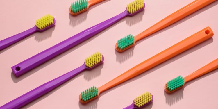 Manualna, soniczna czy elektryczna? Stomatolog dziecięcy radzi, jak wybrać pierwszą szczoteczkę do zębów