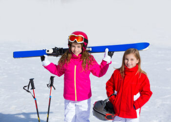 Pierwsze kroki dziecka na stoku – jak przygotować młodego narciarza do zimowego wyjazdu?