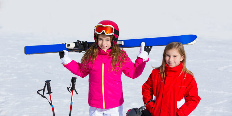 Pierwsze kroki dziecka na stoku – jak przygotować młodego narciarza do zimowego wyjazdu?