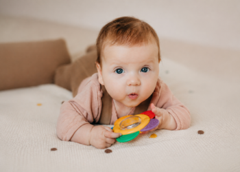 Gryzak terapeutyczny – więcej niż zabawka. Jak wspierać rozwój mowy i koncentrację dziecka?