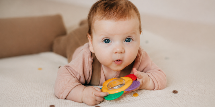 Gryzak terapeutyczny – więcej niż zabawka. Jak wspierać rozwój mowy i koncentrację dziecka?