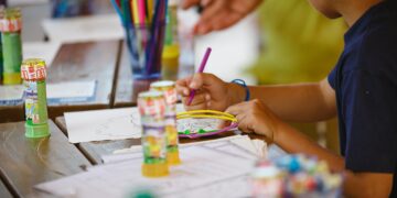 Kreatywność w edukacji – dlaczego dzieci przestają myśleć twórczo?