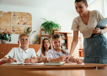 Planujesz karierę w pedagogice? WSKZ z bogatą ofertą studiów podyplomowych na rok 2026!