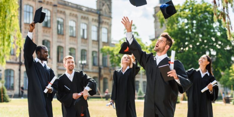 Po tych studiach zdobędziesz pracę z wysokimi zarobkami! Poznaj najlepsze studia licencjackie 2026