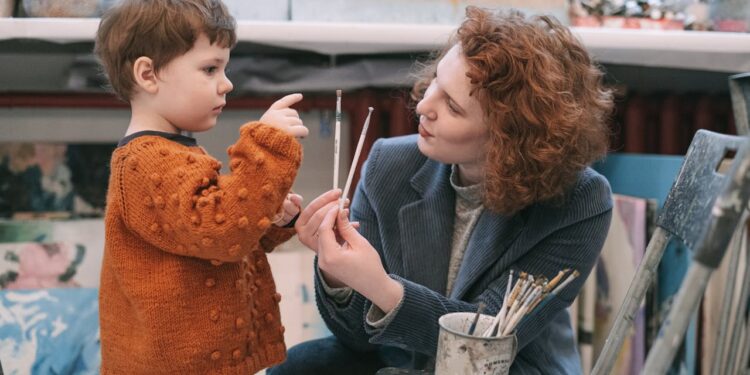 Arteterapia w domowych warunkach – jak wspólne tworzenie prac plastycznych wpływa na relacje z dzieckiem?