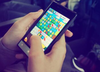 Dziecko i telefon w wakacje. Jak zadbać o zdrową równowagę?