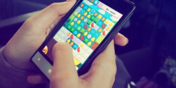 Dziecko i telefon w wakacje. Jak zadbać o zdrową równowagę?