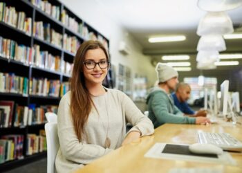 Najlepsze studia licencjackie – ranking popularności. Czy najczęściej wybierane kierunki naprawdę się opłacają?