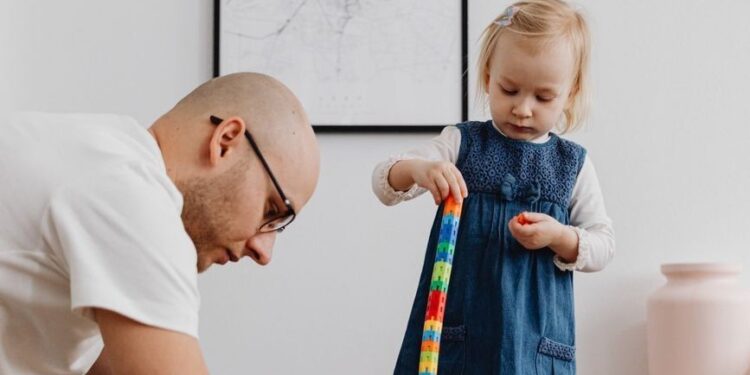 Jak wybrać prezent, który wspiera rozwój dziecka? Zabawki sensoryczne pod choinkę